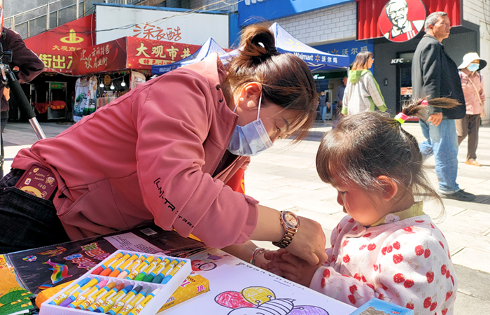 小圖-五建幼兒園在活動(dòng)現(xiàn)場(chǎng)提供兒童手工服務(wù).jpg